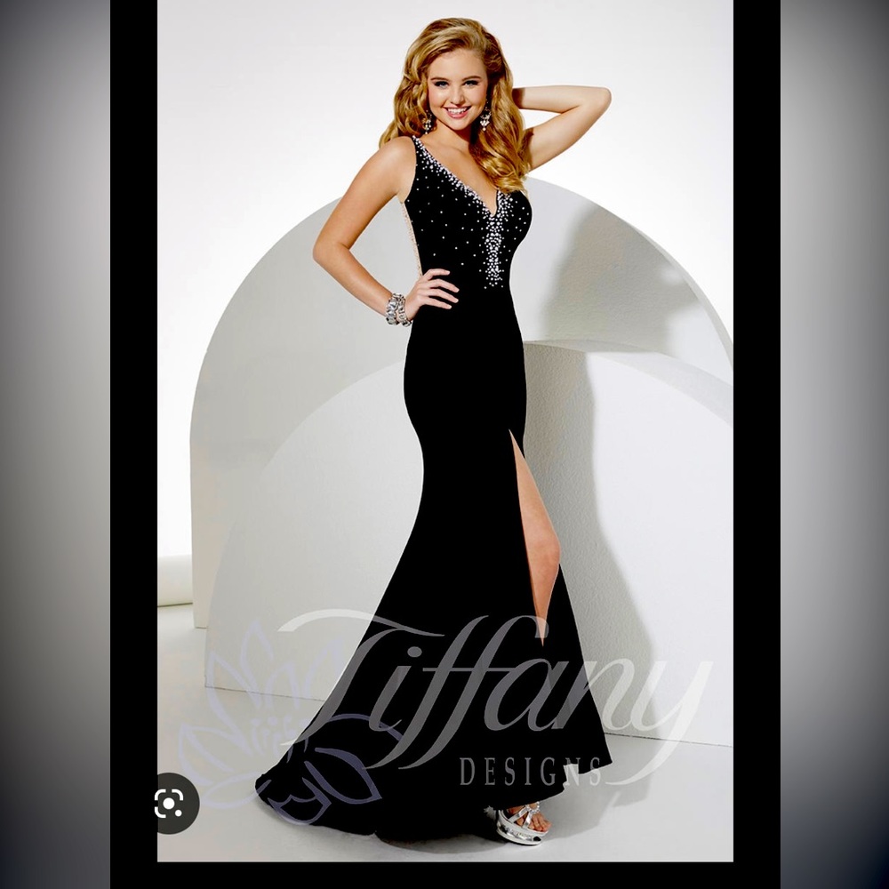 This glamorous gown is sure to be a showstopper.  Worn once.  Non smoking home.